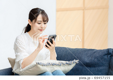 スマホを使う女性 69457155