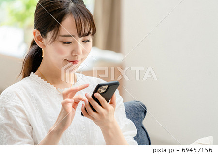 スマホを使う女性 スマホを使う女性 69457156