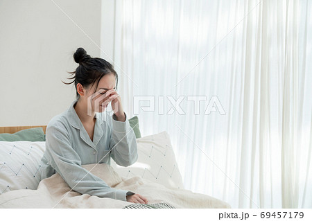 疲れた女性　睡眠不足 69457179