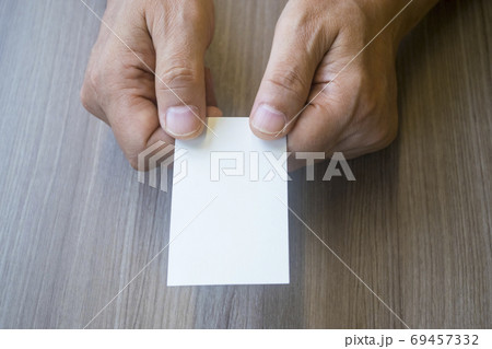 名刺交換のイメージ フレーム 名刺交換のイメージ フレーム 69457332