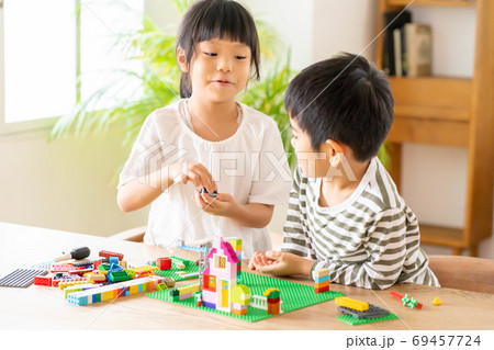 ブロックで仲良く遊ぶ女の子と男の子の兄弟【小学生】【幼稚園児】 ブロックで仲良く遊ぶ女の子と男の子の兄弟【小学生】【幼稚園児】 69457724