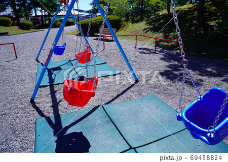 揺れるブランコ 69458824