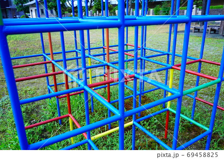カラフルなジャングルジム 69458825