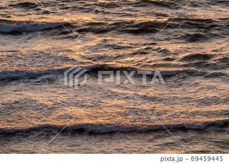 波の夕景素材 波の夕景素材 69459445