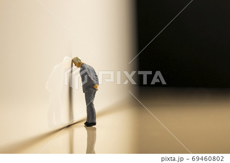 壁に頭を付けるビジネスマン 69460802