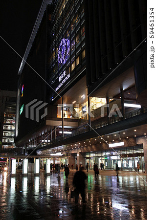 雨・夜のJR博多駅（博多口） 69461354