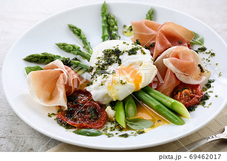 Eggs Benedict with Asparagus and Ham 69462017