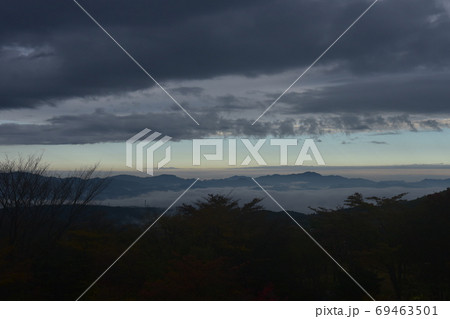 暗雲立ち込めるの写真素材