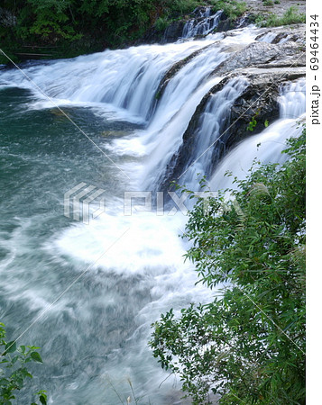 迫力ある滝_引き 69464434