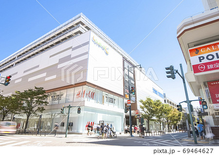 新潟市万代地区の商業施設の密集する賑やかな街並み 新潟市万代地区の商業施設の密集する賑やかな街並み 69464627