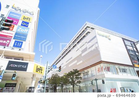 新潟市万代地区の商業施設の密集する賑やかな街並み 69464630