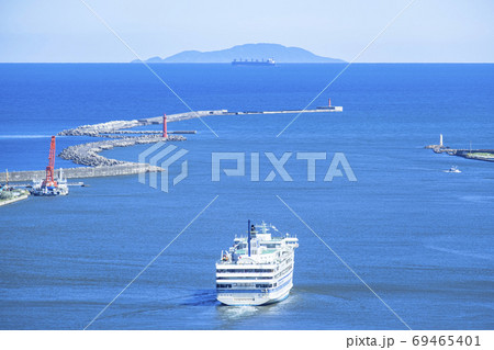 佐渡へ向かうカーフェリー おけさ丸と新潟港の風景 (沖合は粟島) 佐渡へ向かうカーフェリー おけさ丸と新潟港の風景 (沖合は粟島) 69465401