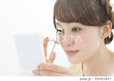 化粧をする女性 69465847