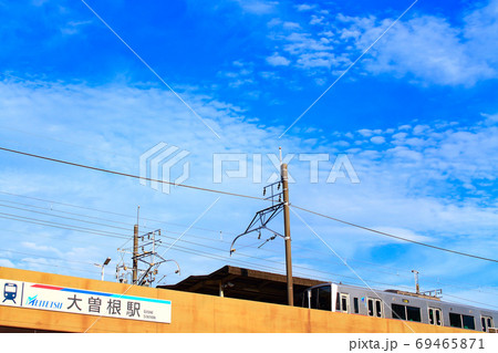名古屋市、大曽根駅を発車する名鉄瀬戸線の電車 69465871