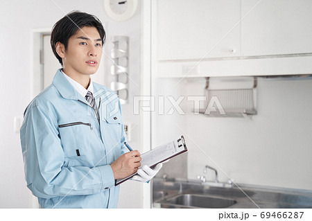 部屋の設備チェックをする日本人男性作業員 69466287