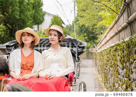 湯布院女子旅で人力車を楽しむ女性と友達 【9月】【撮影協力 人力車のえびす屋】 69466878