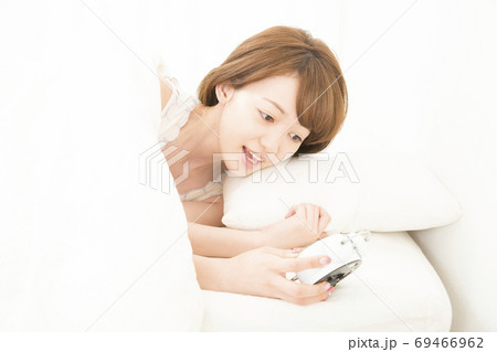 目覚まし時計で起きる女性 目覚まし時計で起きる女性 69466962