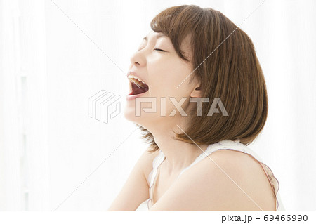 あくびをする女性の写真素材