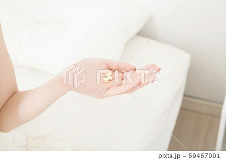 薬を飲む女性 69467001