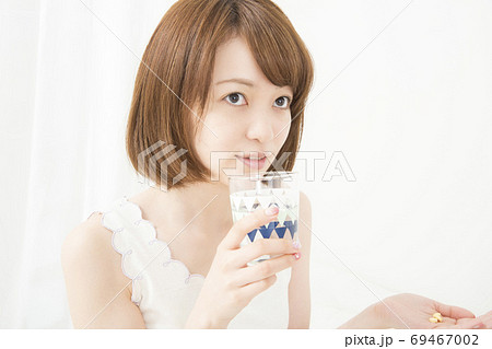 サプリメントを飲む女性 サプリメントを飲む女性 69467002
