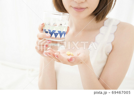 サプリメントを飲む女性 69467005