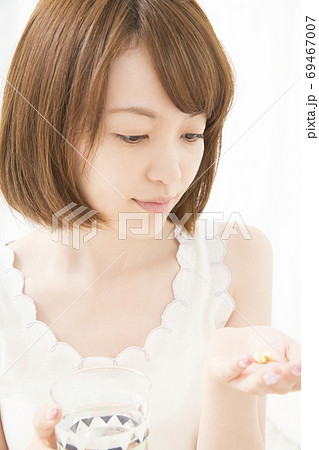 サプリメントを飲む女性 サプリメントを飲む女性 69467007