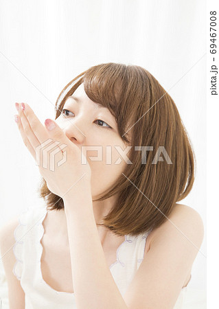 サプリメントを飲む女性 サプリメントを飲む女性 69467008