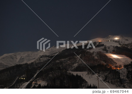 長野の白馬村から観える北アルプス(五竜岳/鹿島槍ヶ岳)方向のジャンプ台の夜景 長野の白馬村から観える北アルプス(五竜岳/鹿島槍ヶ岳)方向のジャンプ台の夜景 69467044