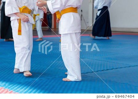 Children in kimono are training on tatami 69467404