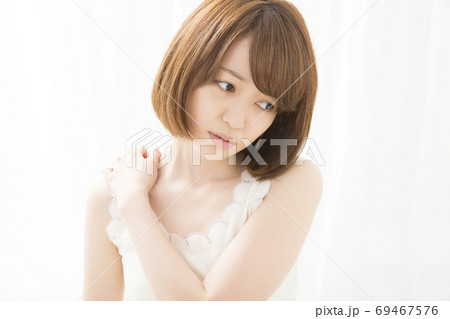 肩凝りの女性 肩凝りの女性 69467576