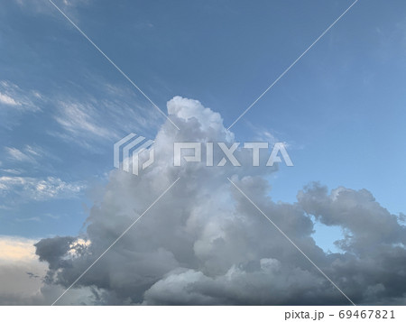もくもくとしたかたまりの雲/The cloud 69467821