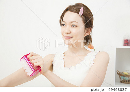 マッサージローラーをする女性 マッサージローラーをする女性 69468027