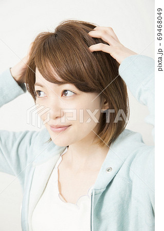 頭皮マッサージをする女性 69468049
