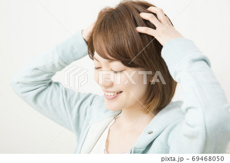 頭皮マッサージをする女性 69468050