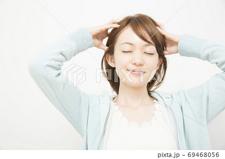 頭皮マッサージをする女性 69468056