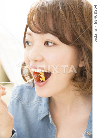 食事をする女性 69468504