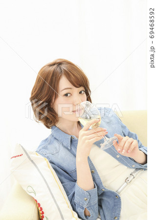 白ワインを飲む女性 白ワインを飲む女性 69468592