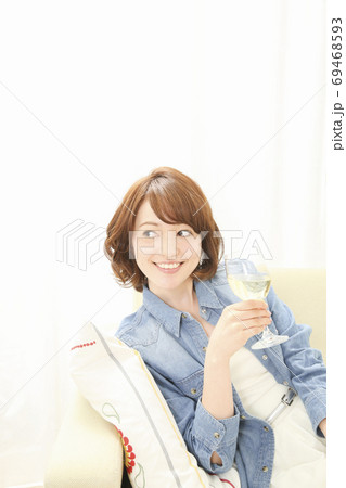 白ワインを飲む女性 白ワインを飲む女性 69468593