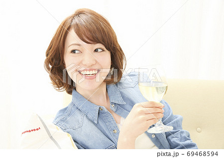 白ワインを飲む女性 69468594