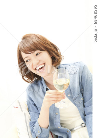 白ワインを飲む女性 白ワインを飲む女性 69468595