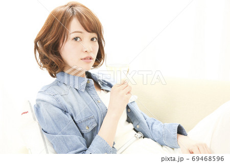 白ワインを飲む女性 69468596