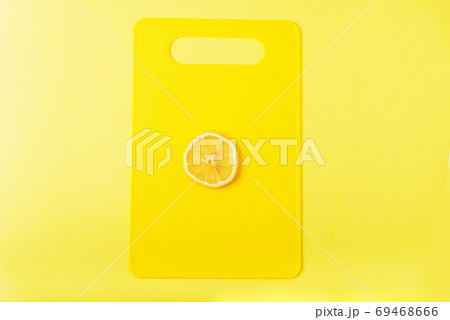 Lemon slices on a yellow Board close up 69468666