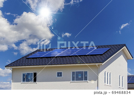 エコ住宅と太陽光パネルと青空_逆光バージョン エコ住宅と太陽光パネルと青空_逆光バージョン 69468834