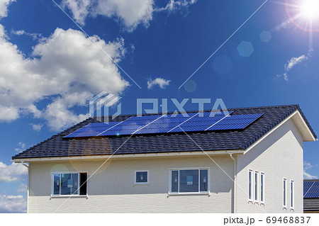 エコ住宅と太陽光パネルと青空＿逆光バージョン 69468837