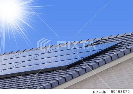 エコ住宅と太陽光パネルと青空_逆光バージョン エコ住宅と太陽光パネルと青空_逆光バージョン 69468876