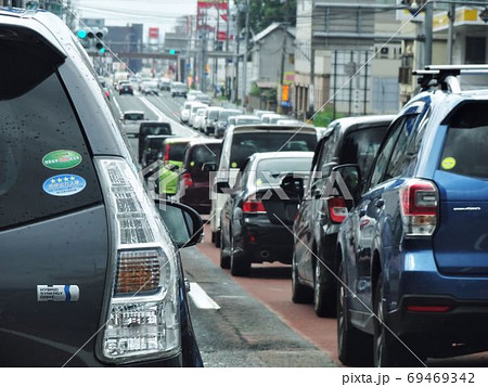 信号待ちの車列 運転席目線の写真素材