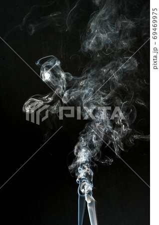 smoke cloud with black background. fog texture 69469975