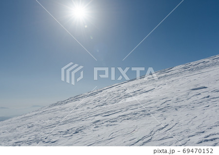 長野の白馬にある冬季唐松岳の八方尾根ルート上のシュカブラ（雪紋） 69470152