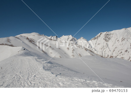長野の白馬にある冬季唐松岳の八方尾根ルート上から観える八方池と不帰キレット 長野の白馬にある冬季唐松岳の八方尾根ルート上から観える八方池と不帰キレット 69470153