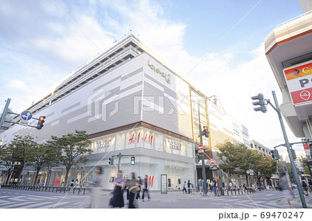 新潟市万代地区の商業施設の密集する賑やかな街並み 69470247